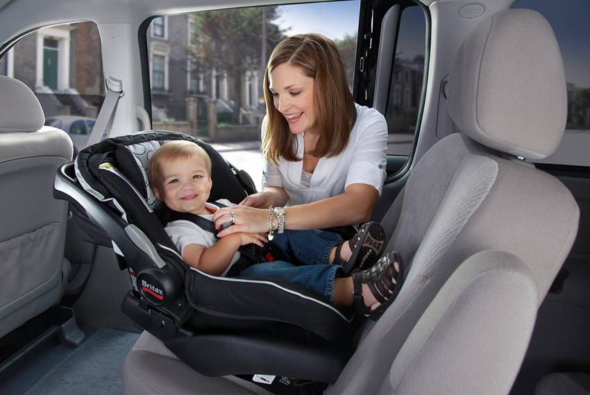 5 Tips Aman Berkendara Dengan Kursi Pengaman Bayi di Mobil